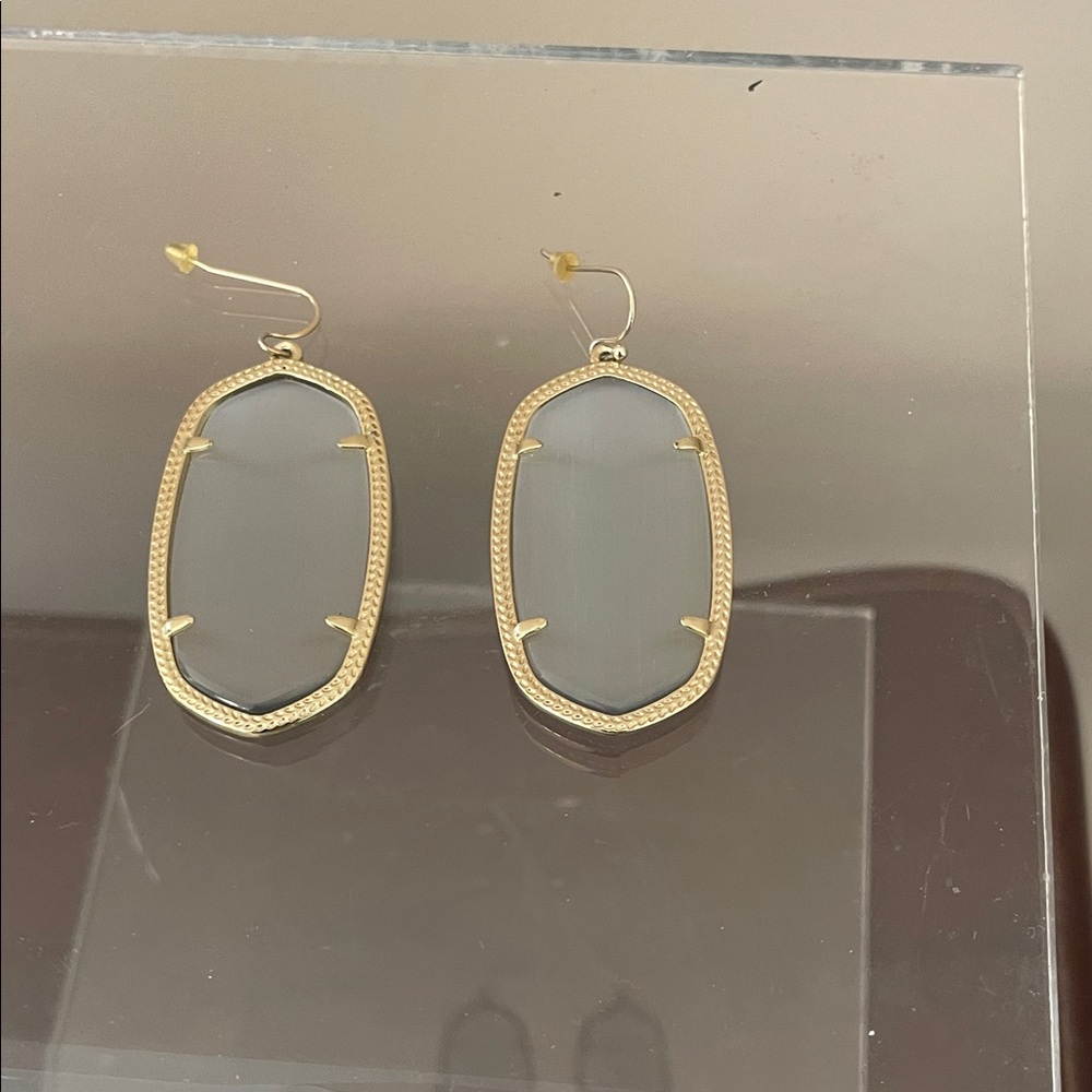 Kendra Scott Elegant Gold and Gray Earrings